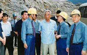 2002年6月1日，時任全國人大常委會副委員長鄒家華視察江西亞東。