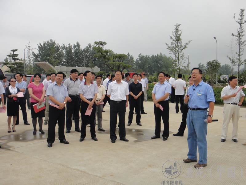 2011年7月，黃岡市市長劉雪榮、武穴市委書記吳美景視察黃岡亞東