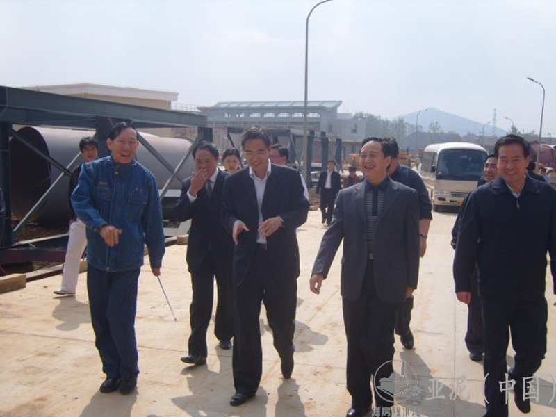 2009年10月，湖北省紀(jì)委書記黃先耀部長(zhǎng)、劉善橋書記、張社教書記視察廠區(qū)