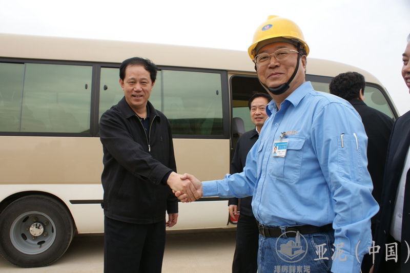 2009年4月，湖北省委常委組織部長(zhǎng)潘立剛視察黃岡亞東