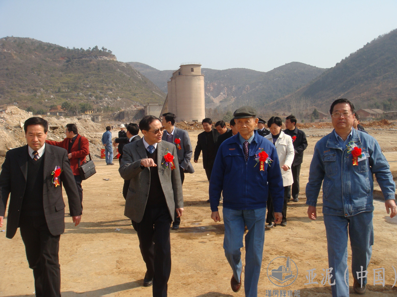 2008年3月，湖北省臺(tái)辦尤習(xí)貴主任與黃岡市委書(shū)記劉善橋視察廠區(qū)建設(shè)