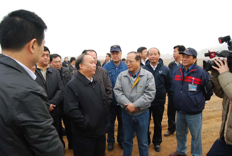 2011年12月6日，江西省常務(wù)副省長凌成興視察江西亞東五、六期工地