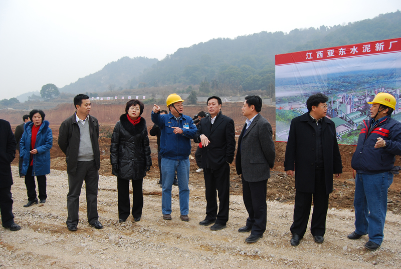 2011年1月9日，江西省政協(xié)副主席、九江市委書記鐘利貴一行視察江西亞東五、六期工地