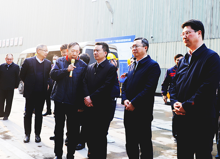 2024年1月9日，江西省人民政府夏文勇副省長一行參訪江西亞東二廠區(qū)，田隆總經(jīng)理于現(xiàn)場介紹公司運(yùn)營情況。