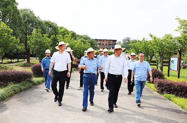 2024年7月9日，江西省人大副主任張小平一行來江西亞東調(diào)研礦區(qū)生態(tài)修復(fù)保護(hù)及相關(guān)工作，亞泥（中國）張振昆執(zhí)行長與王海洋副董事長特別助理一同接待。